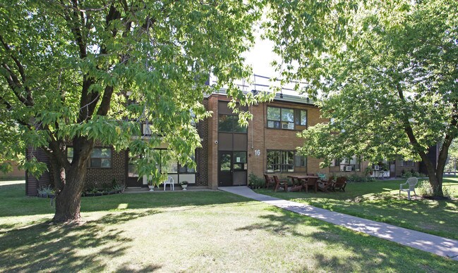 16 Flemington Rd in Toronto, ON - Building Photo - Primary Photo