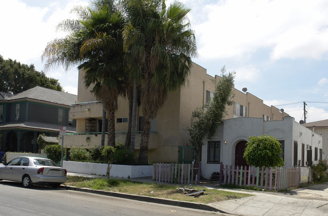 6032 Barton Ave in Los Angeles, CA - Foto de edificio - Building Photo