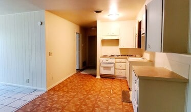 1 Bedroom & 2 Bedroom Apartments in Hamilton, TX - Building Photo - Interior Photo