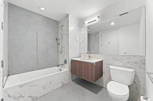 160 1st St in Jersey City, NJ - Foto de edificio - Building Photo