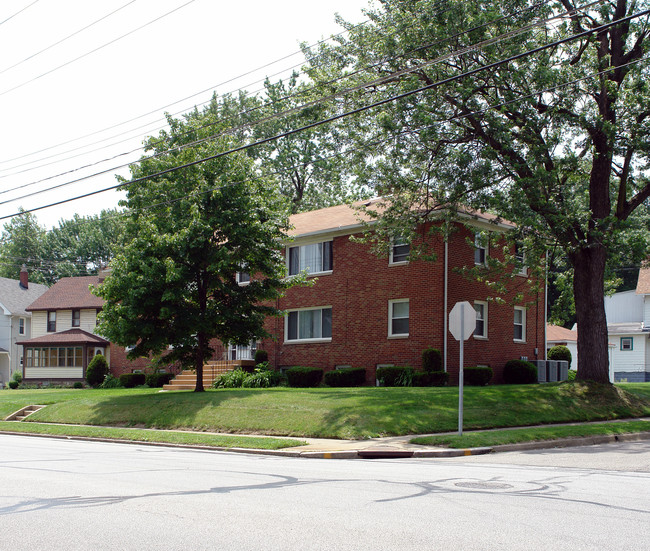 2848 Hudson Dr in Cuyahoga Falls, OH - Building Photo - Building Photo