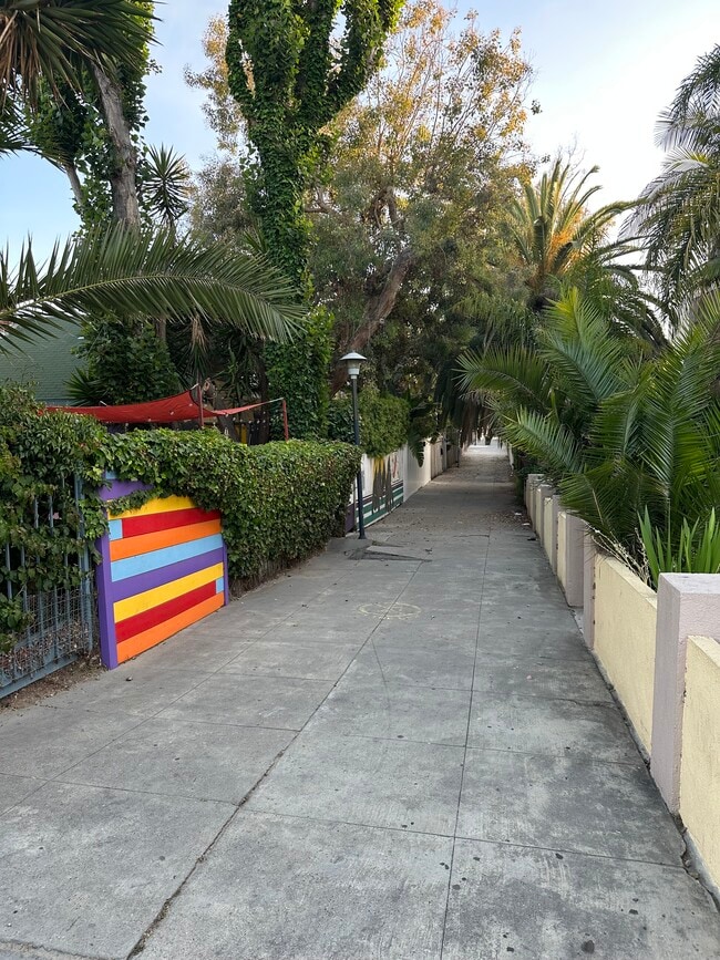 42 20th Ave, Unit 4 in Venice, CA - Building Photo - Building Photo