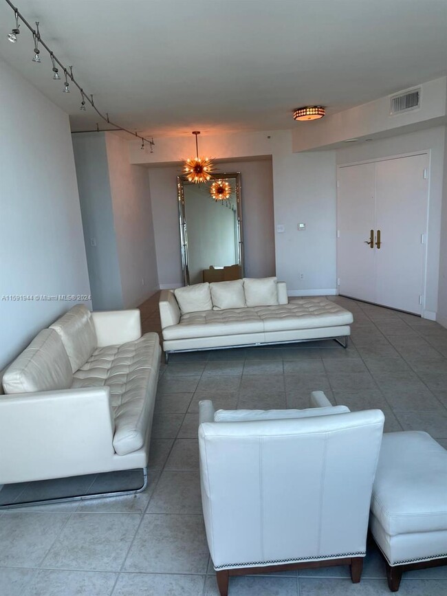 101 Collins Ave, Unit 704 in Miami Beach, FL - Building Photo - Building Photo