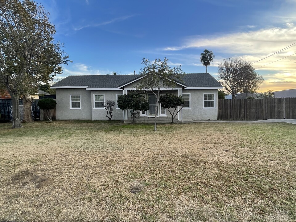 18227 Bonnie Ln in Fontana, CA - Foto de edificio