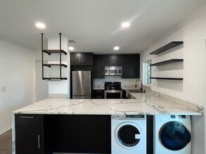 8811 Bay Pointe Dr, Unit c201 in Tampa, FL - Building Photo - Building Photo