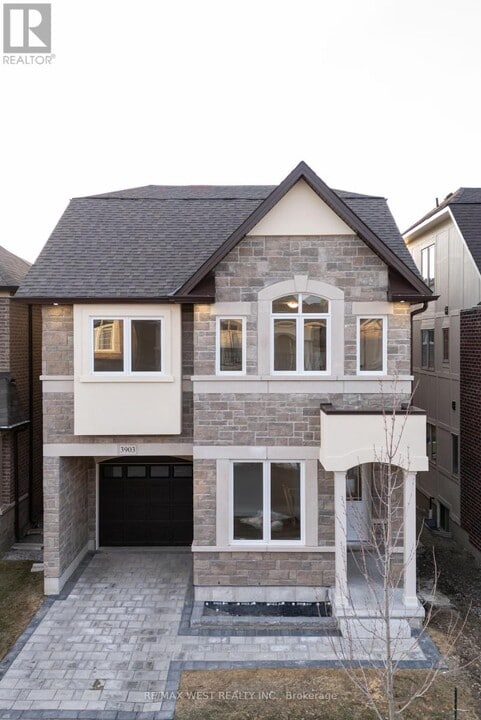 3903 Koenig Rd in Burlington, ON - Building Photo