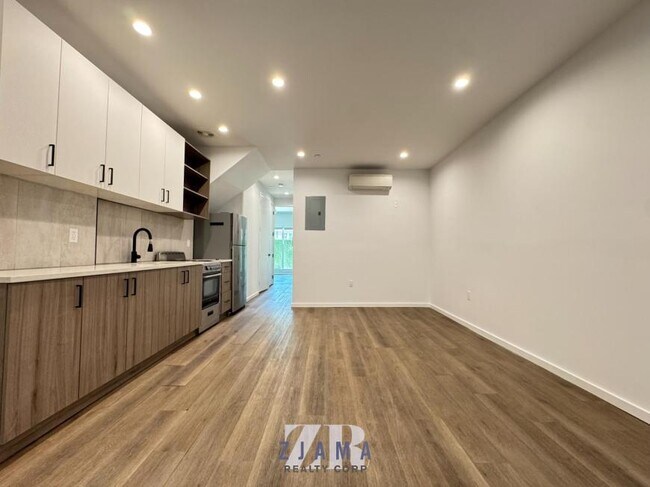 979 E 34th St in Brooklyn, NY - Building Photo - Building Photo