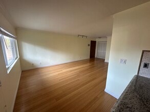 1154 S Barrington Ave, Unit 102 in Los Angeles, CA - Foto de edificio - Building Photo