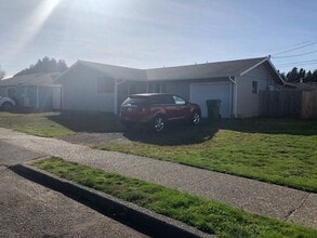 1570 Hayes St in North Bend, OR - Building Photo - Building Photo