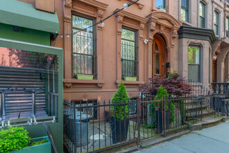 605 Carlton Ave in Brooklyn, NY - Foto de edificio - Building Photo