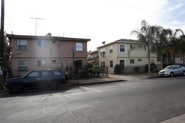 13602-13606 Wyandotte St in Los Angeles, CA - Building Photo - Building Photo