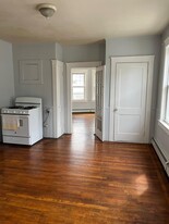 27 Richter St, Unit 3rd Floor in Providence, RI - Building Photo