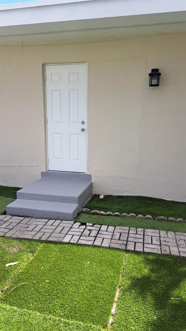 2457 NW 35th St in Miami, FL - Building Photo - Building Photo