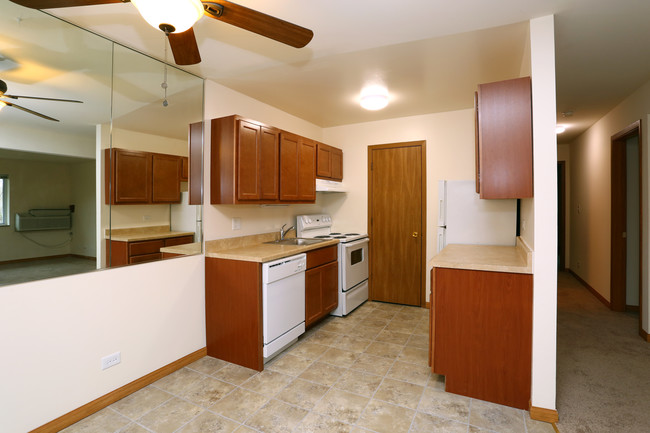 Heritage Green Apartments in Mundelein, IL - Building Photo - Interior Photo