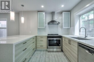 153 Gainsborough Rd in Toronto, ON - Building Photo - Building Photo