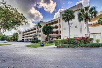 3154 Via Poinciana in Greenacres, FL - Building Photo - Building Photo