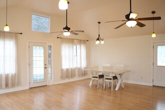 7102 Moat Cove in Austin, TX - Foto de edificio - Building Photo