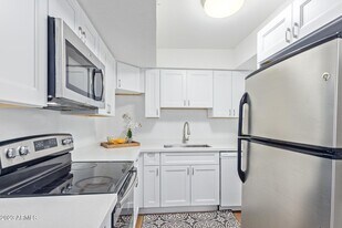 2409 W Hazelwood St, Unit 275 in Phoenix, AZ - Building Photo