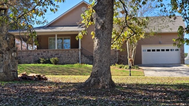 324 Avenue of the Oaks in Rock Spring, GA - Foto de edificio - Building Photo