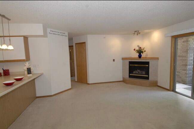 2865 Coral Ct in Coralville, IA - Building Photo - Building Photo