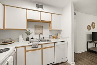 Villa Reanna Apartments in Tallahassee, FL - Building Photo - Building Photo