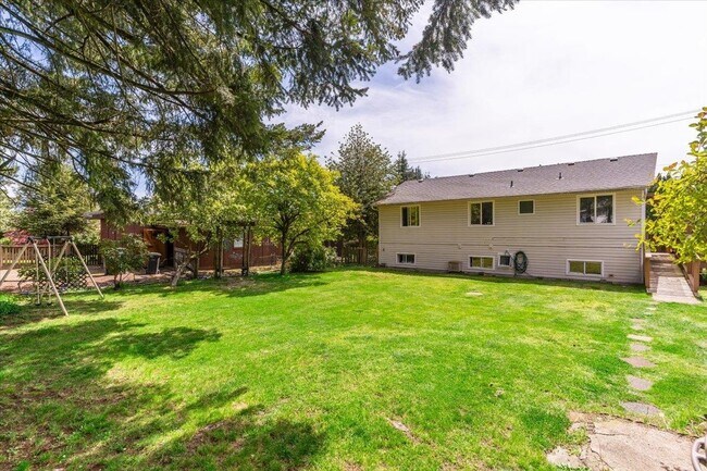 2209 Austin Ave in Coquitlam, BC - Building Photo - Building Photo