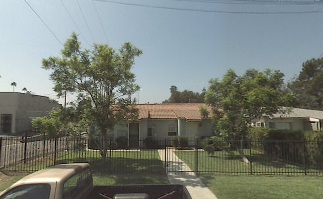 620 W Altadena Dr