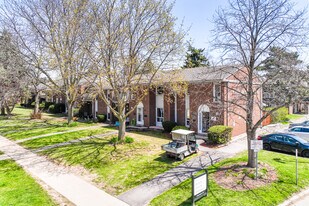 Georgian Court Townhomes in Burlington, ON - Building Photo