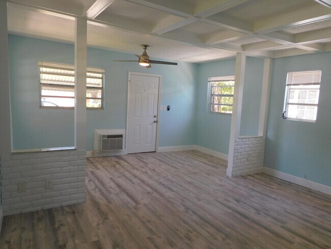 216 S M St-Unit -Front in Lake Worth, FL - Foto de edificio - Building Photo