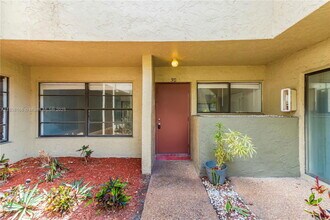 2530 Coral Springs Dr in Coral Springs, FL - Building Photo - Building Photo