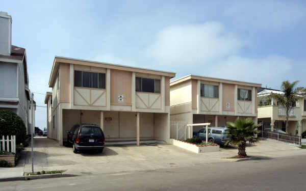 674-676 Seacoast Dr in Imperial Beach, CA - Building Photo