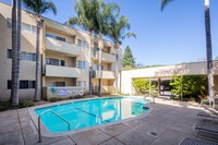 Cambridge house in Van Nuys, CA - Foto de edificio - Building Photo