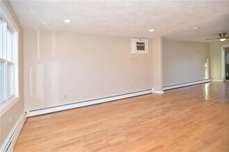 8 Coleman St in North Providence, RI - Foto de edificio - Building Photo