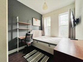 Furnished room/NOT APARTMENT in Queens, NY - Building Photo