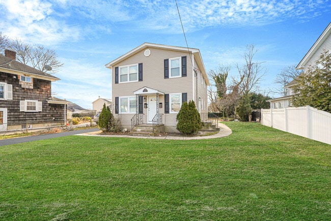 130 5th Ave, Unit 1 in Bay Shore, NY - Building Photo - Building Photo