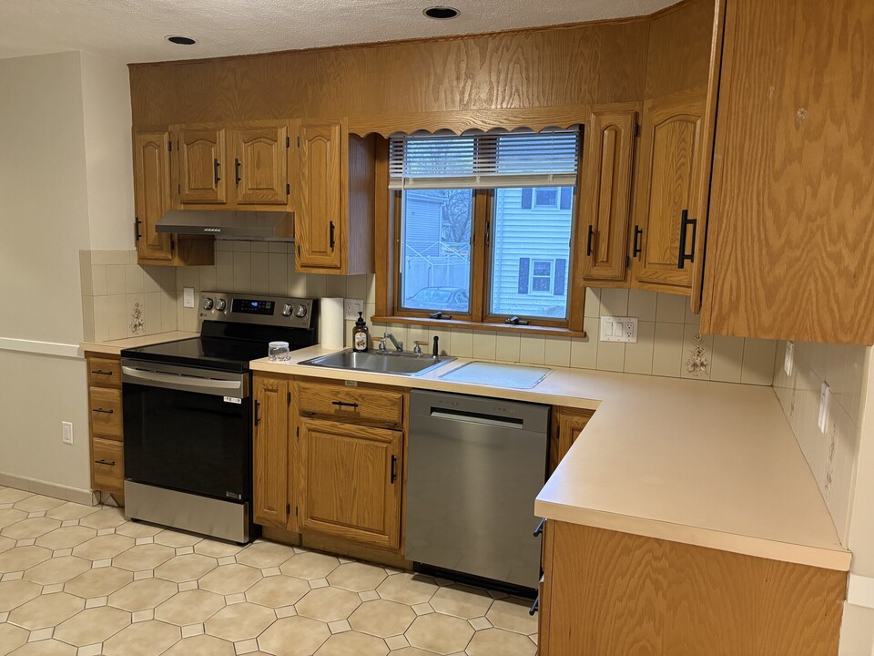 274 Derby St, Unit 1 in Newton, MA - Building Photo