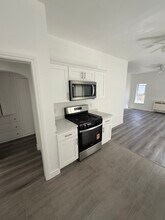 1352 S Burnside Ave, Unit 7 in Los Angeles, CA - Building Photo - Building Photo