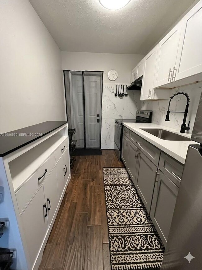 730 NW 4th Ave in Fort Lauderdale, FL - Foto de edificio - Building Photo