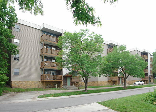 Avalon Apartments in Lawrence, KS - Foto de edificio - Building Photo