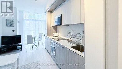 6 Greenbriar Rd in Toronto, ON - Building Photo - Building Photo