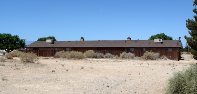 15584 Tonekai Rd in Apple Valley, CA - Foto de edificio - Building Photo