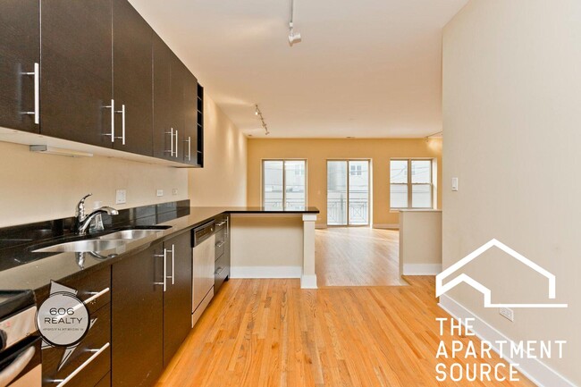 2523 N Sacramento Ave, Unit 2D in Chicago, IL - Foto de edificio - Building Photo