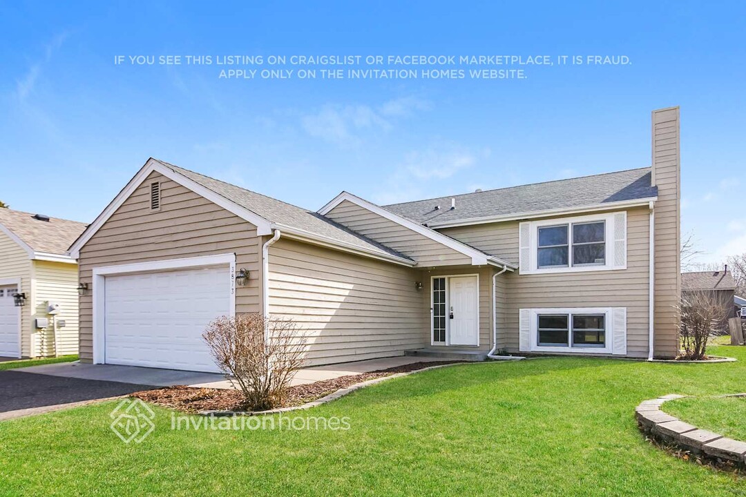 3873 Hale Ave N in Oakdale, MN - Foto de edificio
