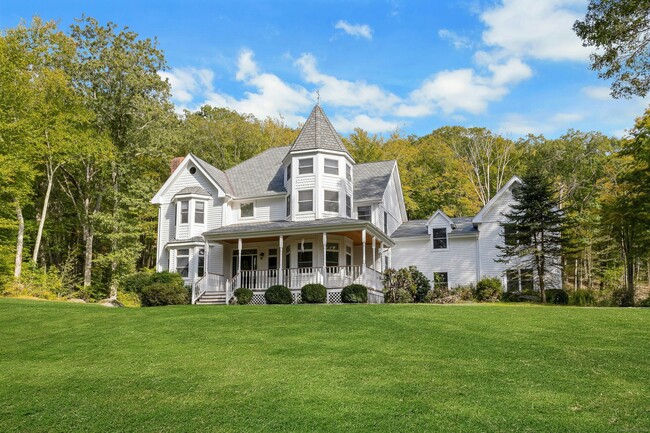 105 Honeysuckle Hill Ln in Easton, CT - Building Photo - Building Photo