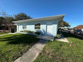 602 Cedar Pl in Fort Pierce, FL - Building Photo