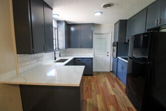 1304 Woodlawn St in Lockhart, TX - Building Photo - Building Photo