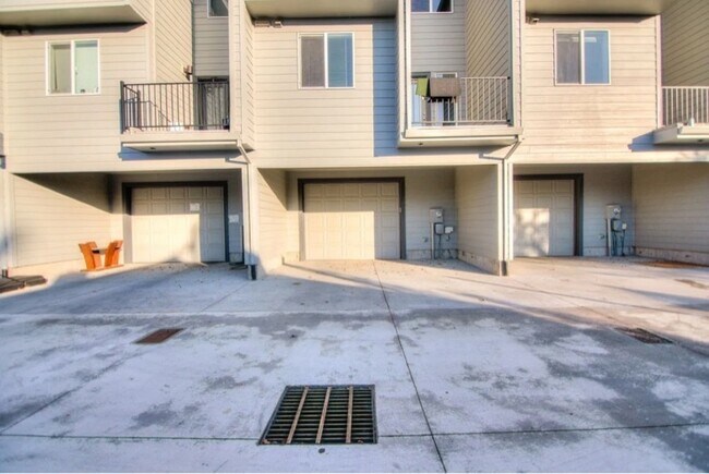607 NE 92nd Ave in Portland, OR - Building Photo - Building Photo