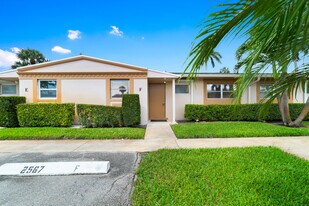 2567 Dudley Dr W in West Palm Beach, FL - Building Photo