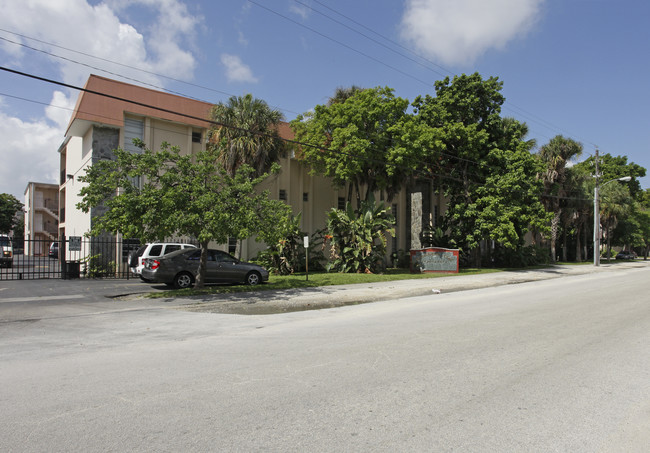 Kensington Club in Hialeah, FL - Foto de edificio - Building Photo