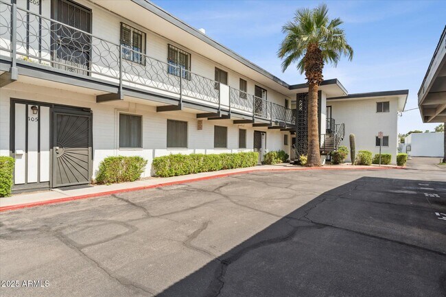 3242 E Camelback Rd in Phoenix, AZ - Building Photo - Building Photo